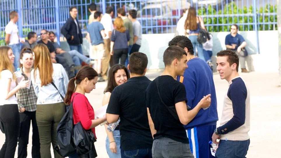 Ικανοποιημένοι οι καθηγητές από την απαγόρευση Γαβρόγλου για κινητά στα σχολεία